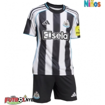 Camiseta Newcastle United Tino Livramento #21 Primera Equipación para niños 2025-26 manga corta (+ pantalones cortos)
